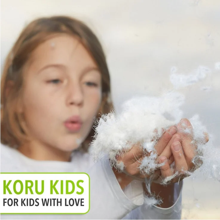 Koru Kids Kinderbettdecke + Kopfkissen Daunen Kinderbettdecke 100x135 Set mit Kissen Premium, Füllung: 100% neue deutsche Entendaunen, made in Germany, waschbar bis 60°, natürliches Schlafen für Ihr Kind – Bild 3