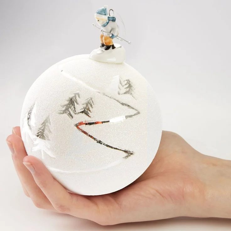 BRUBAKER Weihnachtsbaumkugel Premium Weihnachtskugel - Skipiste mit Ski/Schlitten Porzellan Figur (1 St), Glitzer Kugel mit Schnee Landschaft - 10 cm Glas Baumkugel Handarbeit – Bild 4