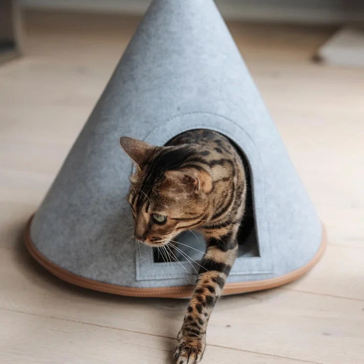 Canadian Cat Company Katzenzelt Katzenbett Cone - Katzen Tipi aus Filz, inkl. Flauschkissen, hellgrau – Bild 5