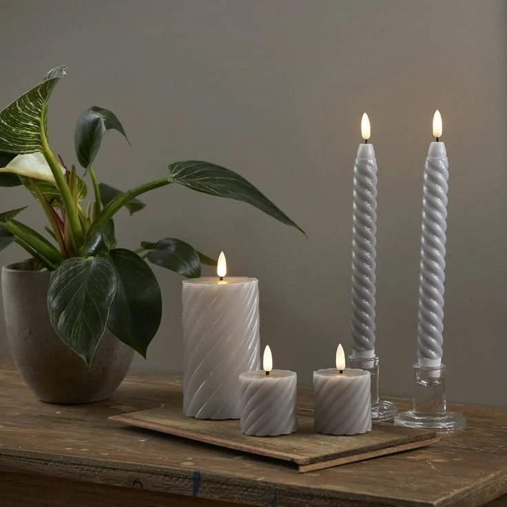 Gedrehte LED Stabkerzen ,Flamme Swirl', 2 Stck, Echtwachs, Batterie, Timer, grau – Bild 2