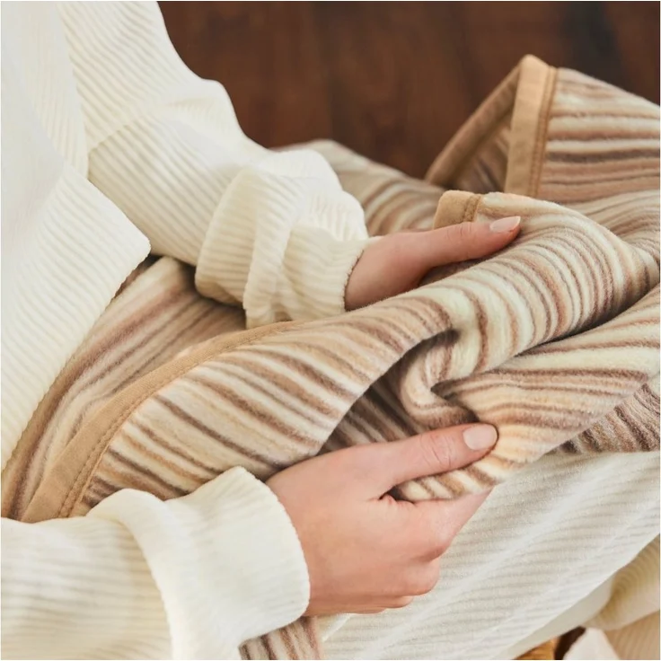 IBENA 'Malang' Wohndecke, mit filigranen Streifen, Jacquard, Beige, 150x200 cm – Bild 2