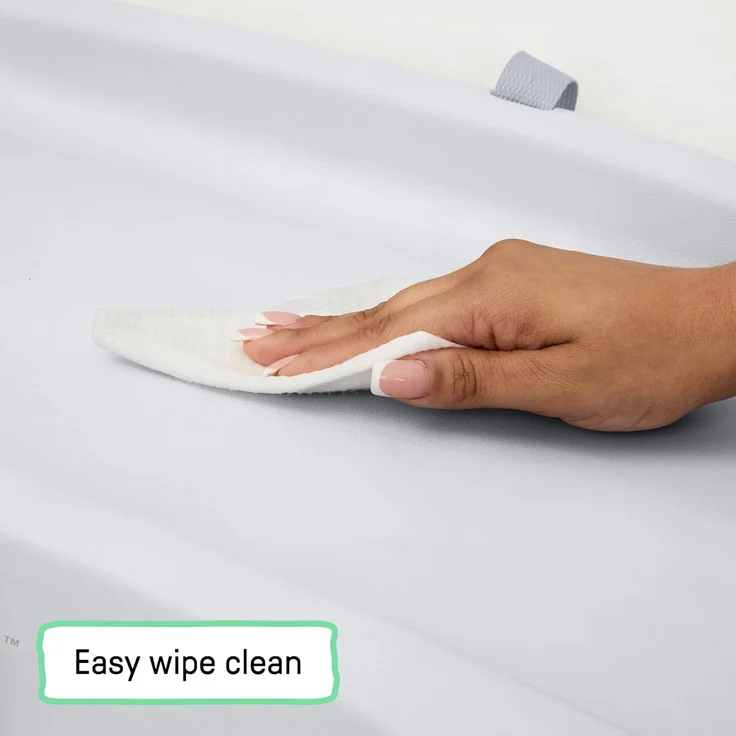 Ingenuity, Comfy Clean Wickelauflage, wasserdichter EVA-Schaum, leicht abwischbares Polster mit Sicherheitsgurt & rutschfester Unterseite, passend für Standardtische 79x43 cm, ab Neugeborenen – Bild 6