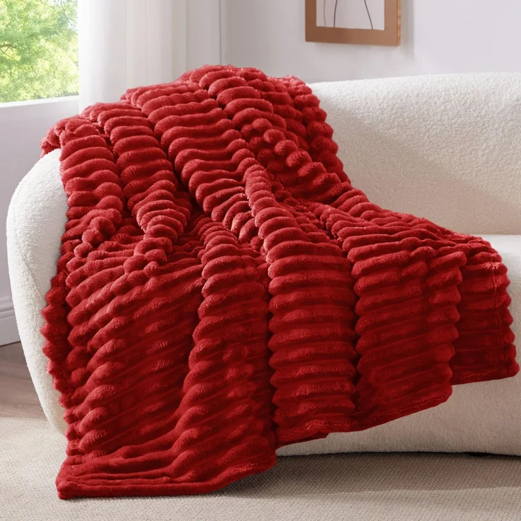 BEDELITE Kuscheldecke Flauschig Decke 150x200 - weiche XL Flanell Decken Burgunderrot für Couch, Deko Streifen Cord Fleecedecke als Couch Überwurf für Wohnzimmer, Twin Blanket Wide Use