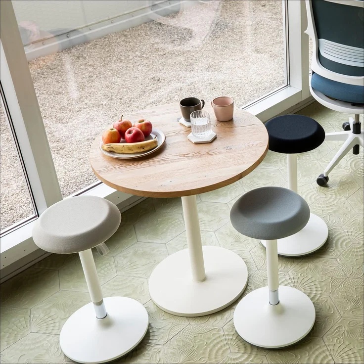 Ergotopia 'Dykó I' Sitz-Stehhocker mit Schwingeffekt, 360° drehbar, höhenverstellbar 57–83 cm, Beige / Weiß – Bild 7