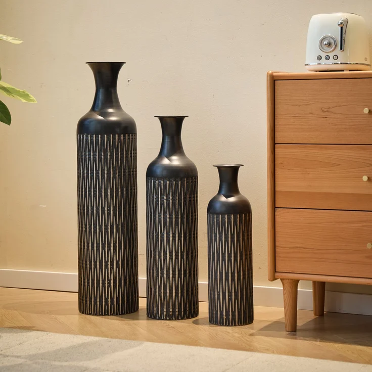 LVHOM 3er Set Bodenvase, Große Vasen aus Metall mit Rillenmuster, Dekovase für Trockenblumen, Höhen 50/66/83 cm, Vasen Set für Wohnzimmer, Flur und Büro, Schwarz – Bild 8