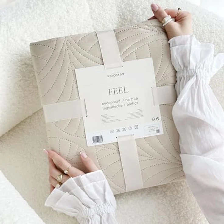 ROOM99 Feel Elegante Tagesdecke in Creme 240x260 cm Vielseitige Wohndecke als Bettüberwurf oder Sofaüberwurf Überwurfdecke für Bett und Sofa Steppdecke Stil Ideal als Bedspread Velvet Samt – Bild 8