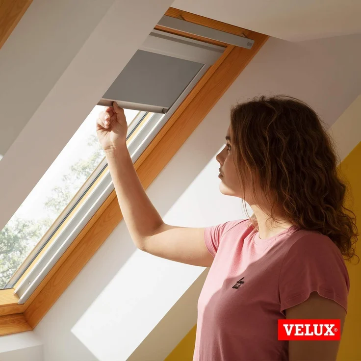 Verdunklungsrollo DBL M06 4249, VELUX, verdunkelnd, ohne Bohren, in Führungsschienen, VELUX »Pick & Click!«, alufarbene Führungsschienen & Griffleiste – Bild 5