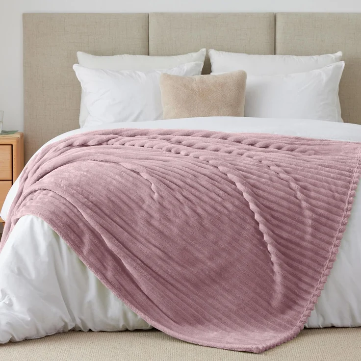 BEDELITE Kuscheldecke Flauschig Decke Groß - weiche Flanell Decken Beerenviolett 220x240 für Bett, Deko Streifen Cord Fleecedecke als Tagesdecke für Schlafzimmer, XXL Blanket Wide Use