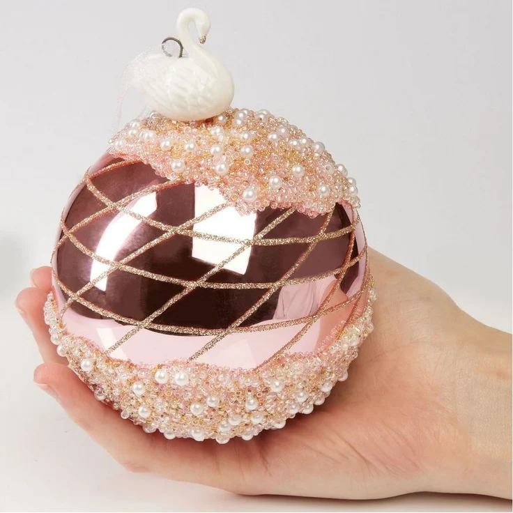 BRUBAKER Weihnachtsbaumkugel Premium Weihnachtskugel mit Porzellan Figur - Handdekorierte Baumkugel (1 St), 10 cm Christbaumschmuck aus Glas mit Perlen Dekorationen und Glitzer – Bild 3