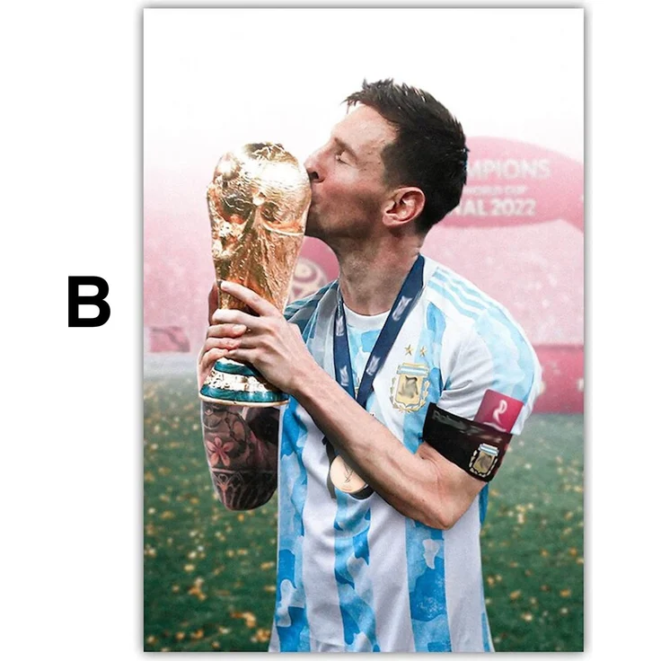 Poster Fußball Messi mit Sieger Pokal Weltmeisterschaft 2022 in Qatar mit Argentinien als Deko Print ohne Rahmen - B / 40 x 60 cm