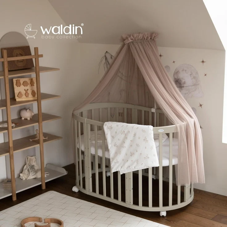 Waldin Babybett OWAL aus Holz 7in1 mit Matratze, mitwachsendes Kinder-Bett, belüftet, Boden 5-fach verstellbar, All-Inclusive-Set Holz olive, Stoffe Taupe Zweige – Bild 4