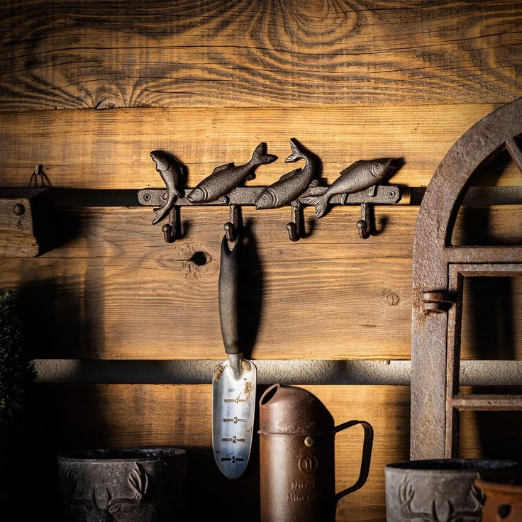 KADAX Fische Hakenleiste aus Gusseisen 34 x 13 cm, maritime Wandgarderobe mit 4 Haken, Wandhaken, Garderobenleiste zur Wandmontage, Kleiderhaken für Flur (Braun) – Bild 4