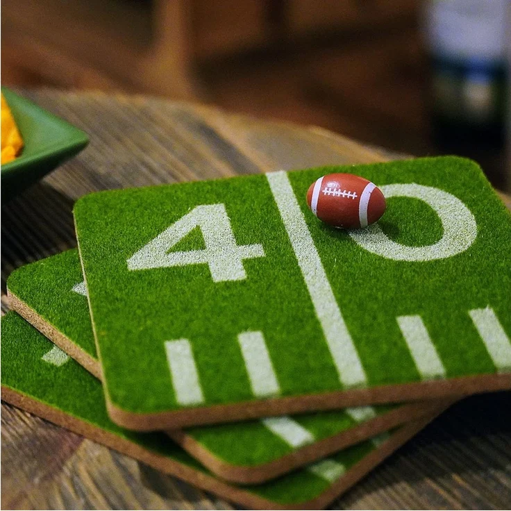 40YARDS Getränkeuntersetzer American Football Untersetzer in Gras Spielfeld-Design, Zubehör für Gläser, Tassen, Shotgläser, etc, 4-tlg, Weiches, Synthetisches Gras – Bild 1