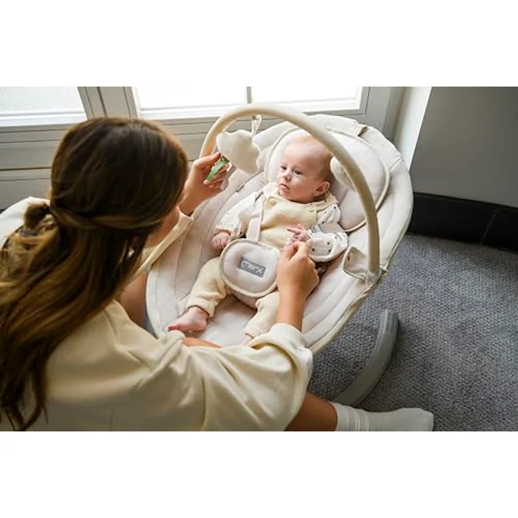 MoMi KENANI SAND Babywippe für Babys bis 9 kg, mit LED-Display, Fernbedienung & Bluetooth für Smartphone, Batterie- oder Stromanschluss, mit 5-Punkt-Sicherheitsgurt, Bügel und Spielzeug – Bild 3