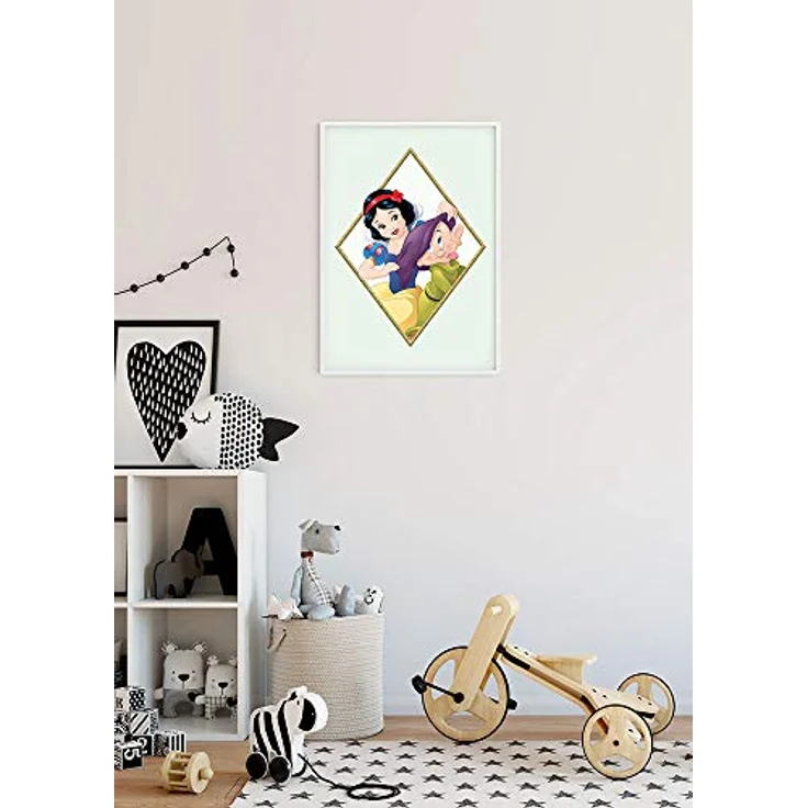 Komar Disney Wandbild Snow White & Dopey, Wanddekor für Kinder- und Babyzimmer, seidenmatter Kunstdruck, Größe: 50 x 70 cm, ohne Rahmen, WB082-50x70 – Bild 2