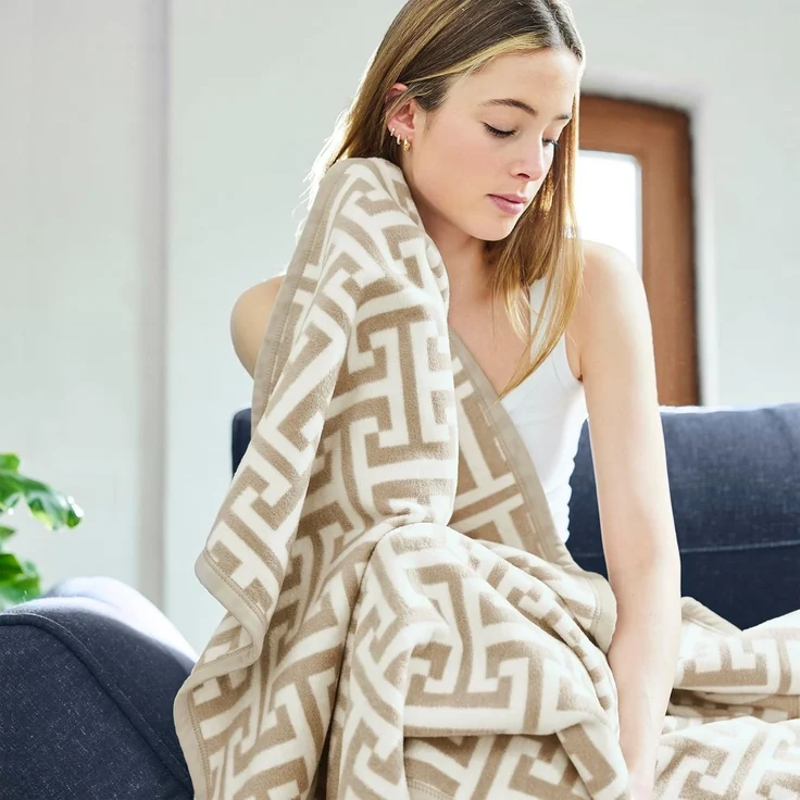 Wohndecke Jacquard Decke Cambridge, IBENA, mit schlichtem Labyrinth-Monogramm – Bild 5