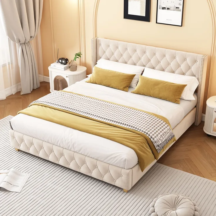 Polsterbett 180x200 cm aus Samt mit Knopf-Tufting und Nieten – hellbeige Eleganz
