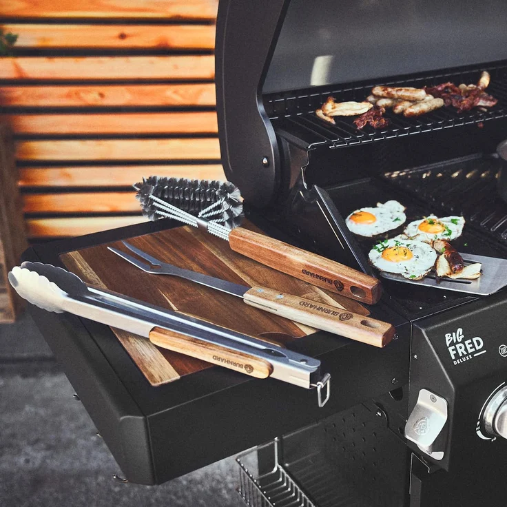 BURNHARD Grillbesteck-Set 4-tlg. 42 cm, Akazienholz Edelstahl, Grillzubehör mit Grillzange, Grillwender, Fleischgabel und Grillbürste mit extra-langen Holzgriffen und Aufhänge-Ösen, Braun – Bild 2