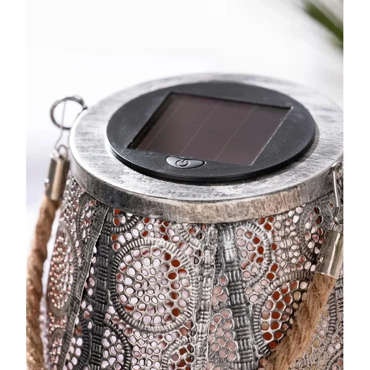 Dehner Solar-Laterne Scala, Ø 20 cm, Höhe 25 cm, Metall/Kunststoff, Lichtfarbe warmweiß, grau/silber – Bild 3