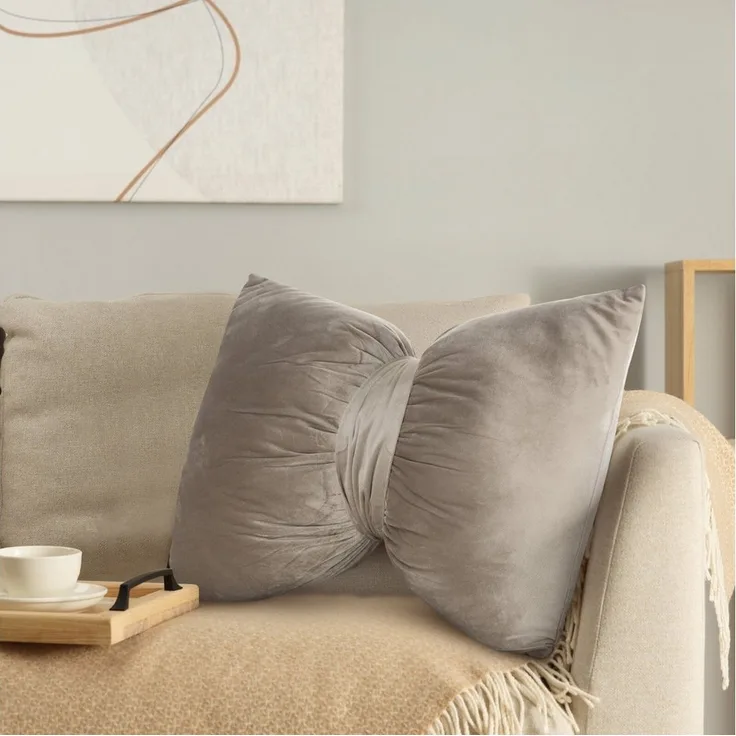 Eurofirany Dekokissen Samt-Dekokissen „Schleife“, 45x55 cm, 100 % Polyester, 200 g/m², weich & elegant