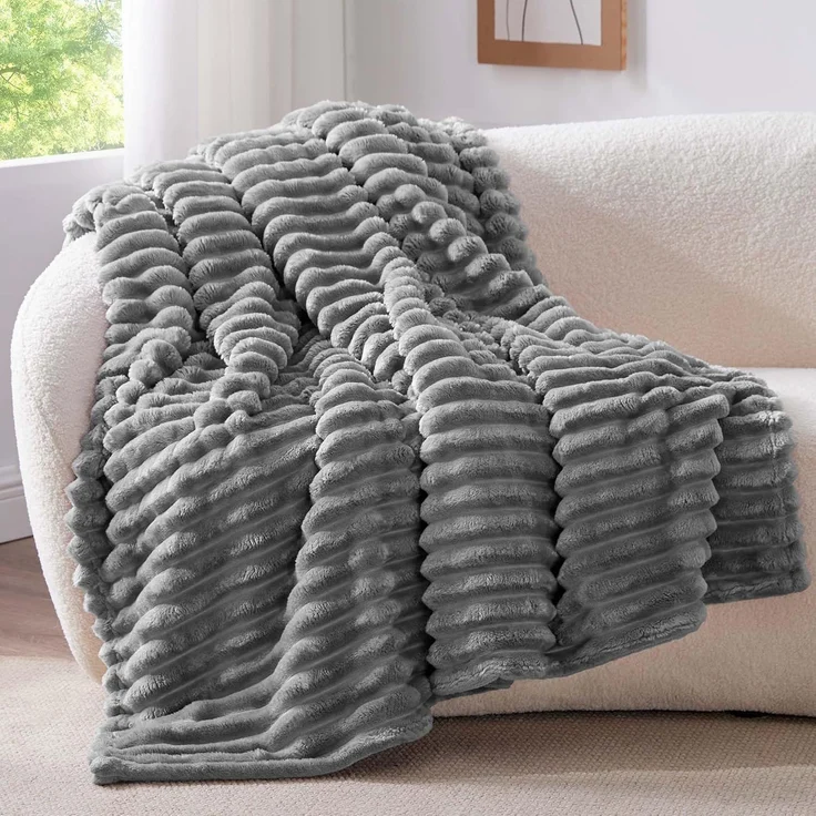 BEDELITE Kuscheldecke Flauschig Decke 150x200 - weiche XL Flanell Decken Grau für Couch, Deko Streifen Cord Fleecedecke als Couch Überwurf für Wohnzimmer, Twin Blanket Wide Use