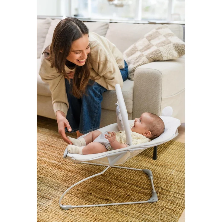 MoMi GLOSSY Babywippe für Babys bis 9 kg, 3-Punkt-Sicherheitsgurt, Metallgestell mit Antirutsch-Füßchen, Gewicht 1,7 kg, Abmessungen 58 x 49 x 53 cm, sensorisches Modul für Kinderförderung – Bild 11