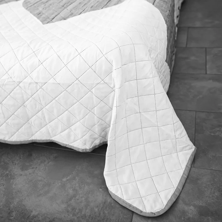 Tagesdecke, Sofaüberwurf Home-Motiv aus 100% Polyester mit grauen Herzmustern 240x220 cm – Bild 3