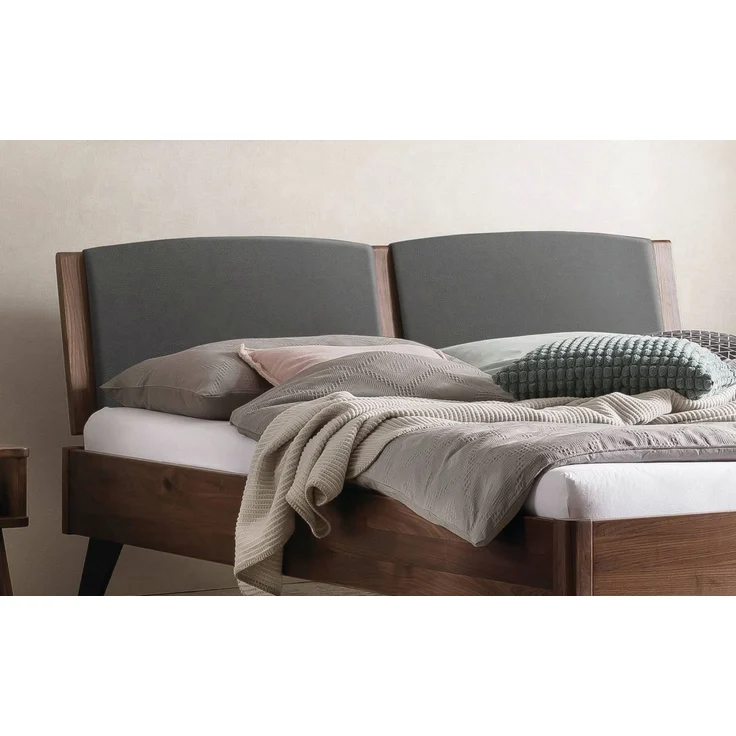 Hasena Massivholzbett Mareto Nussbaum, gepolstertes Kopfteil, Bezug Monet Steel 180x220 cm, Fußhöhe 20 cm – Lounge – Bild 3