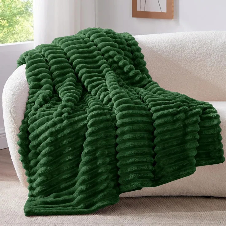 BEDELITE Kuscheldecke Flauschig Decke 150x200 - weiche XL Flanell Decken Grün für Couch, Deko Streifen Cord Fleecedecke Dunkelgrün als Couch Überwurf für Wohnzimmer, Twin Blanket Wide Use