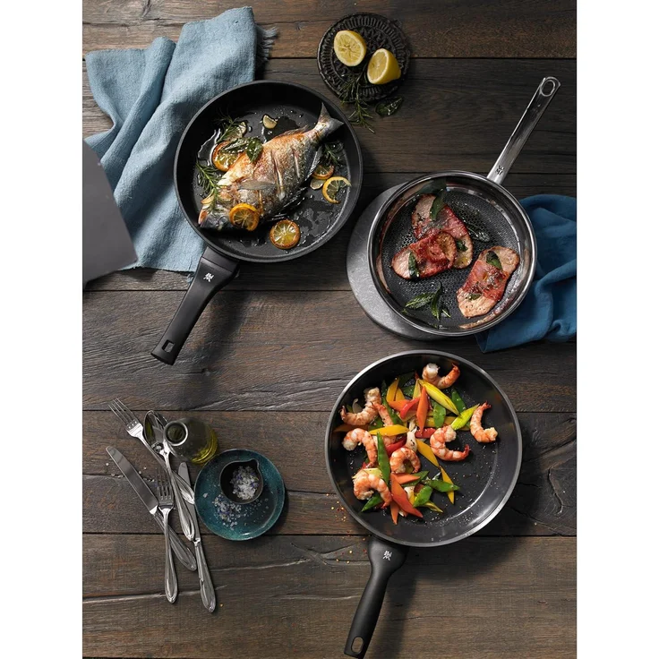 WMF Profi Resist Bratpfanne Induktion 28 cm, Mehrschichtmaterial beschichtet, Wabenstruktur, Edelstahlgriff, backofenfest – Bild 14