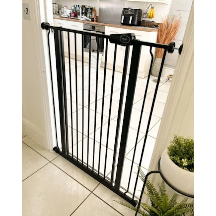 Safetots Extrahoher Metall-Sicherheitsgitter, Druckmontage, 75cm - 82. 6cm, Mattschwarz, 104cm Höhe, Extrahohe Treppengitter, Gitter für hohe Babys, Einfache Installation – Bild 7