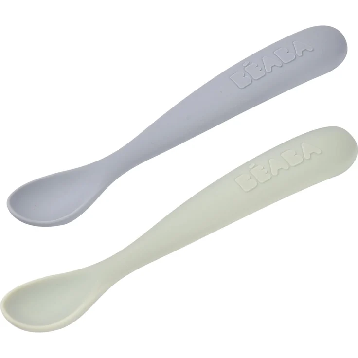 BÉABA 2er-Set Silikon-Babylöffel ab 4 Monaten – Weich, Abgerundete Spitze, Langer Ergonomischer Griff, Transportbox, Staubabweisendes Finish –Kieselstein/Grünspan