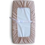 Mushie Waschbar Wickelauflagenbezug | Wickelauflagehbezug 70x45 cm, Passend für Standard-Wickelauflage | Verstellbare Sicherheitsgurte (Erröten)