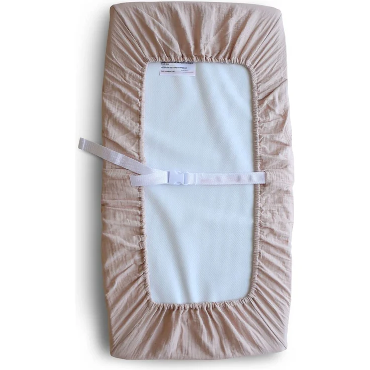 Mushie Waschbar Wickelauflagenbezug | Wickelauflagehbezug 70x45 cm, Passend für Standard-Wickelauflage | Verstellbare Sicherheitsgurte (Erröten) – Bild 1