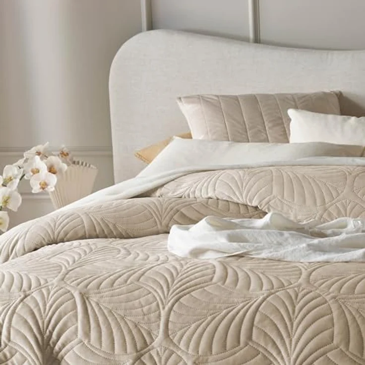 ROOM99 Feel Elegante Tagesdecke in Creme 240x260 cm Vielseitige Wohndecke als Bettüberwurf oder Sofaüberwurf Überwurfdecke für Bett und Sofa Steppdecke Stil Ideal als Bedspread Velvet Samt – Bild 7
