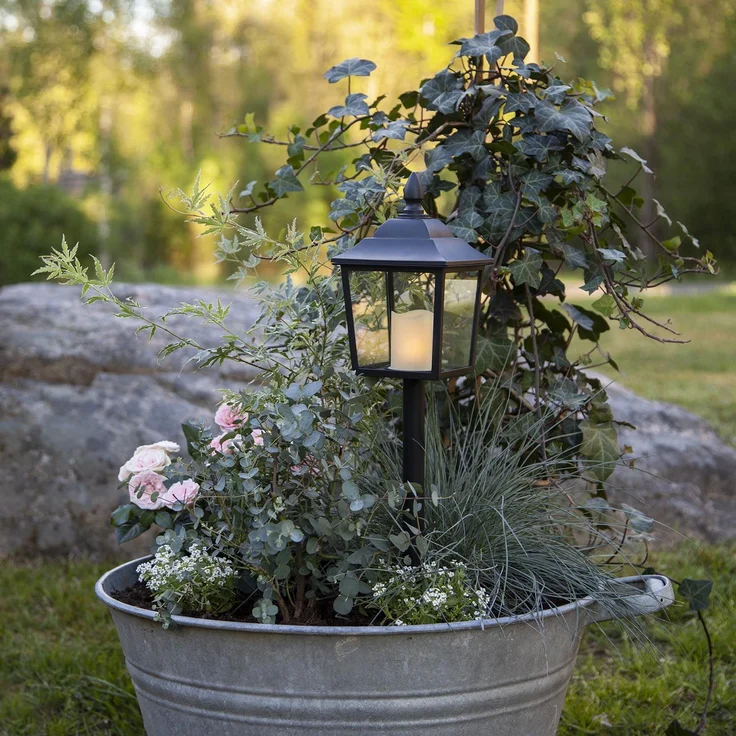 Grablaterne ,Flame Lantern mit LED-Kerze, Batterie und Timer, schwarz, 52cm – Bild 3