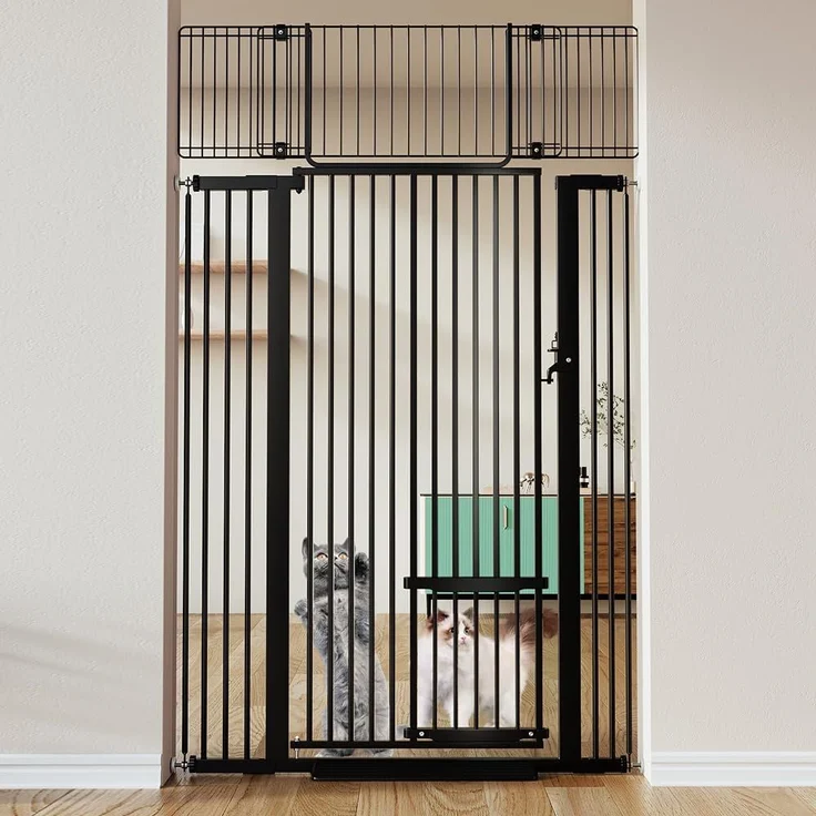 COMOMY 180 cm Extra Hoch Türgitter Katze/Hund, 75-103 cm Extra Breit Türschutzgitter mit Verstellbarer Katzenklappe, Tierschutzgitter Ohne Bohren für Treppen, Türen, Küche (Schwarz) – Bild 1