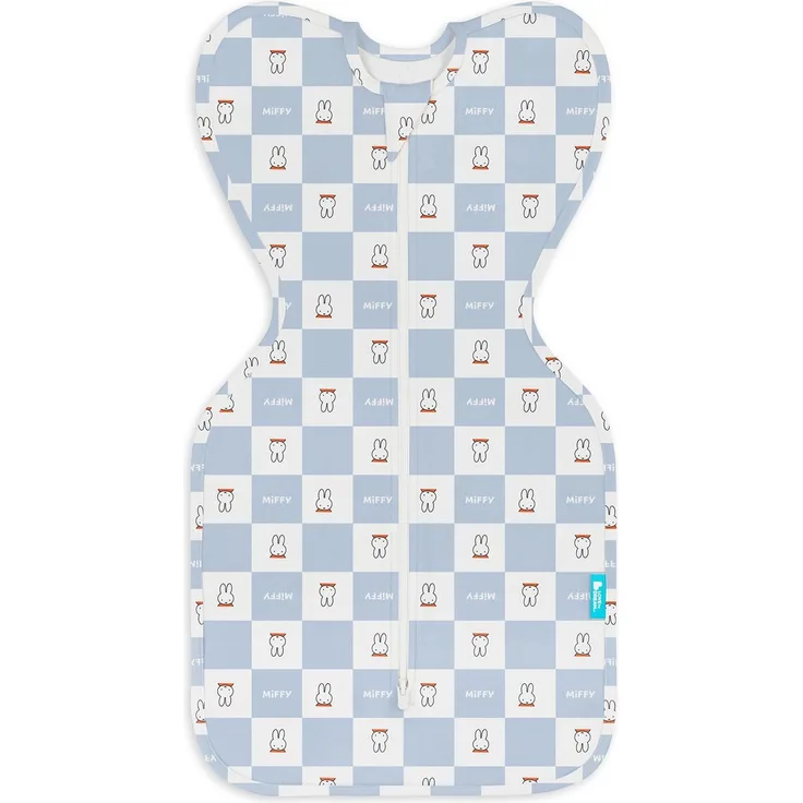 Love To Dream Swaddle Up Pucksack, 1.0 TOG Baumwolle, Blau Miffy Karomuster, Babyschlafsack für Neugeborene, Arms-Up Design für Selbstberuhigung, 3.5-6kg