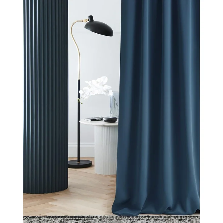 ROOM99 Vorhang mit Ösen Laurel 140x260 cm Breite x Höhe Verdunkelung Blickdicht Schiebegardinen Curtain Wohnzimmer Schlafzimmer Dunkelblau, 1 Stück