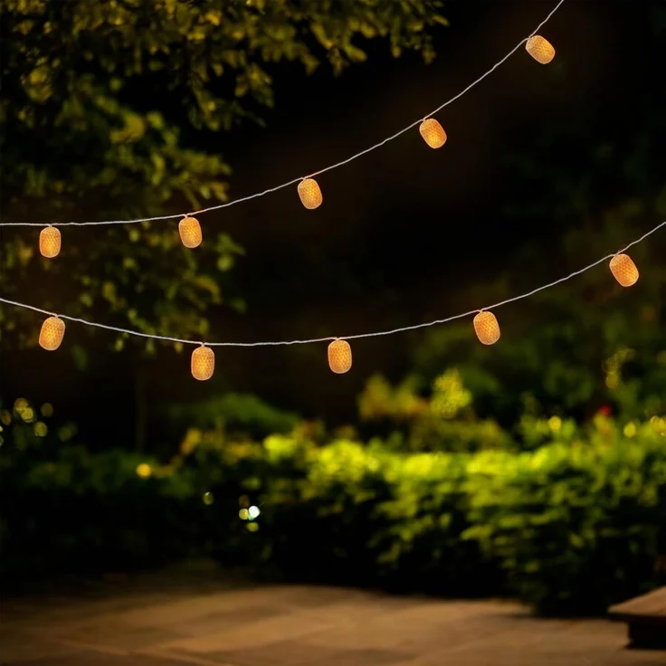 Spetebo LED-Lichterkette Solar Deko Beleuchtung mit 10 ovalen Lampions in Rattan Optik - 450 cm, 10-flammig, mit integriertem Akku – Bild 7