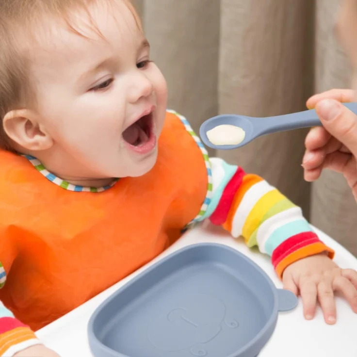 ABC 4-teiliges Besteckset, Babybesteckset - mit rutschfestem Saugnapf + Baby-Saugnapfschüssel, Löffel, Gabel, Besteckset, geeignet für 1-jährige Babys, Silikonbesteck – Bild 4