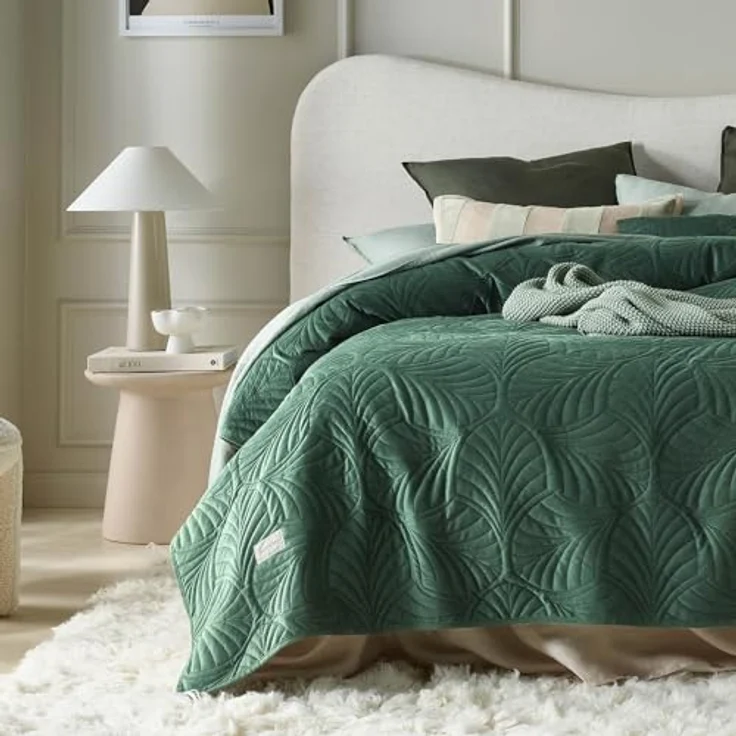 ROOM99 Feel Elegante Tagesdecke in Dunkelgrün 170x210 cm Vielseitige Wohndecke Bettüberwurf oder Sofaüberwurf Überwurfdecke für Bett und Sofa Steppdecke Stil Ideal als Bedspread Velvet Samt – Bild 2