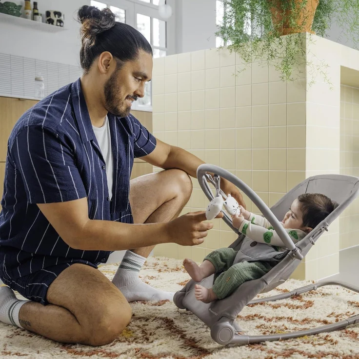 Bebeconfort Aster, Babywippe, 0–2 Jahre, Leichtgewicht (2,7 kg), ultra-kompakt zusammenklappbar, verstellbare Rückenlehne, Polsterkissen, abnehmbarer Spielbogen, 3-Punkt-Gurt, Tinted Graphite – Bild 7