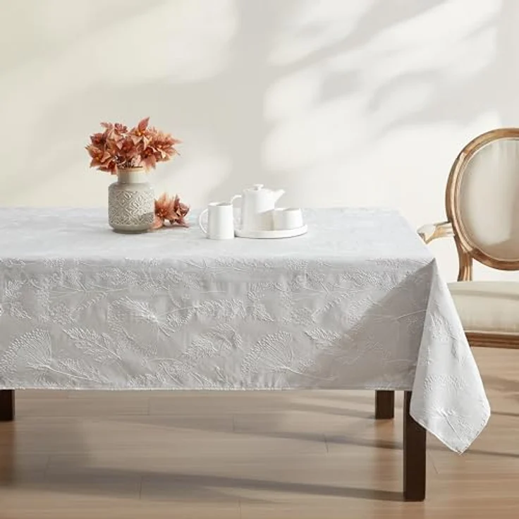 Laura Ashley Tischdecke, Bestickt, Jacquard-Stoff, knitterfrei, für Esszimmer, Urlaub, Party, Hochzeit oder Bankett, 152,4 x 213,4 cm, Cynthia Beige – Bild 2