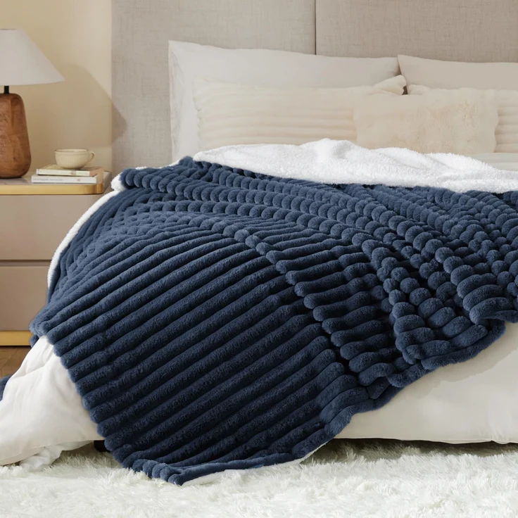 BEDELITE Kuscheldecke Flauschig Decke Groß - Dicke XXL Sherpa Decken Blau 220x240 für Bett, warme Cord Kuscheldecken Dunkelblau weiche Fleecedecke Wohndecke als Tagesdecke für Schlafzimmer – Bild 2