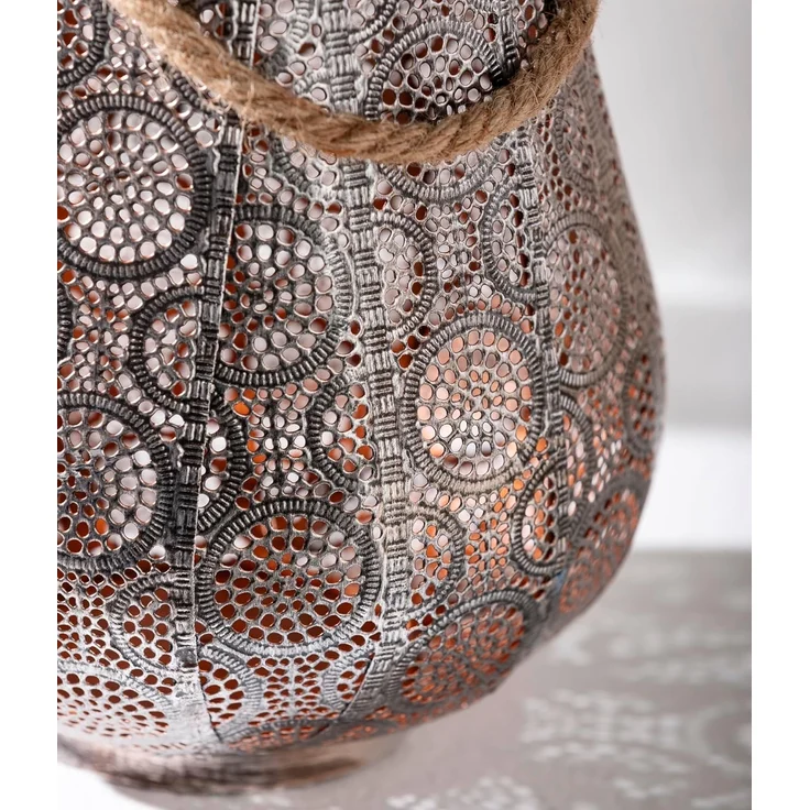 Dehner Solar-Laterne Scala, Ø 20 cm, Höhe 25 cm, Metall/Kunststoff, Lichtfarbe warmweiß, grau/silber – Bild 4