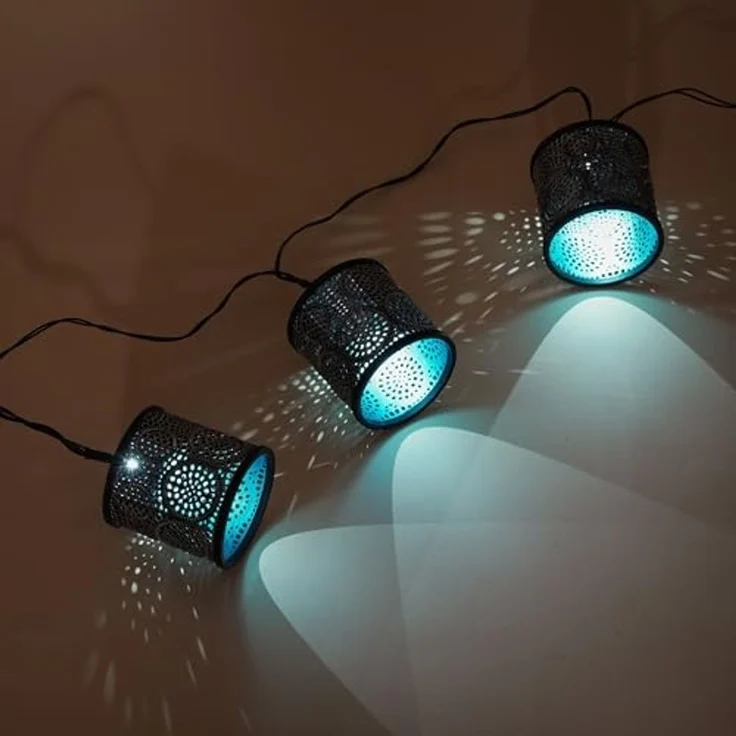 esotec LED Gartenleuchte Marokko 8 Laternen Solar 2m +2m Kabel 5000K silber/eisblau 102801, Dauerlicht, ON/OFF, LED fest integriert, 2500K warmweiß, 8 LED-Laternen Metall-Optik und Punkt-Ornament-Verzierungen – Bild 4