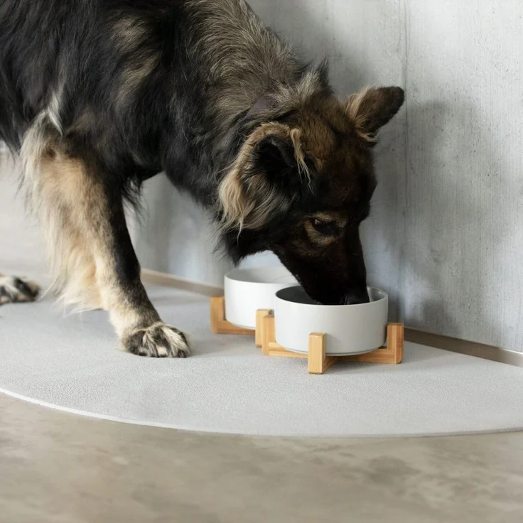 SanoZoo® - Napfunterlage, Öko-TEX - Made in Germany - rutschfeste Futtermatte für Hunde & Katzen, Eckrund 60x60 cm Pflaume – Bild 4