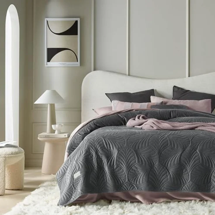 ROOM99 Feel Elegante Tagesdecke in Dunkelgrau 200x220 cm Vielseitige Wohndecke Bettüberwurf oder Sofaüberwurf Überwurfdecke für Bett und Sofa Steppdecke Stil Ideal als Bedspread Velvet Samt – Bild 3