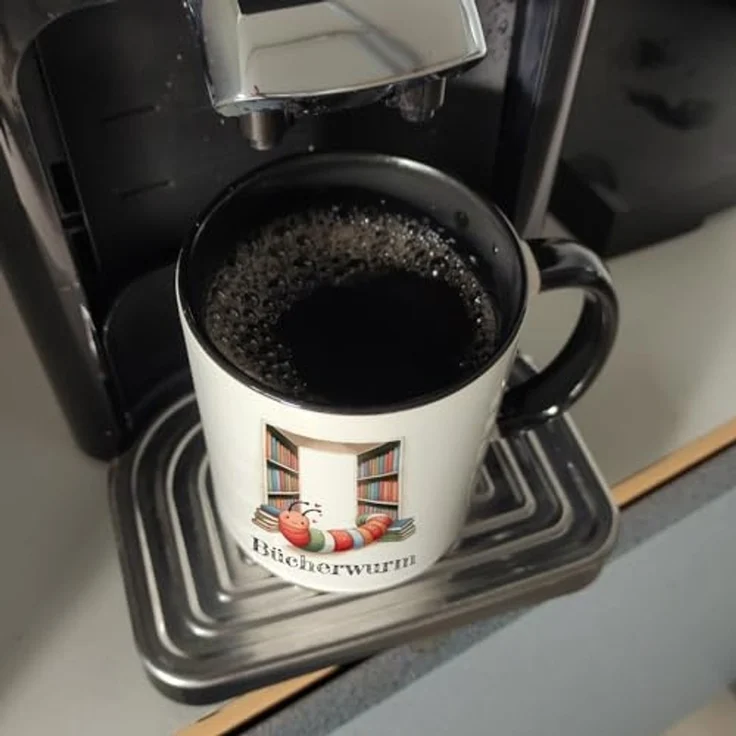 speecheese Tasse Bücherwurm Kaffeebecher in schwarz mit Wurm in der Bibliothek – Bild 7